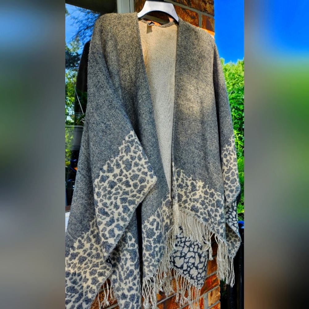 Shawl/cape/open poncho/wrap, knit acrylic